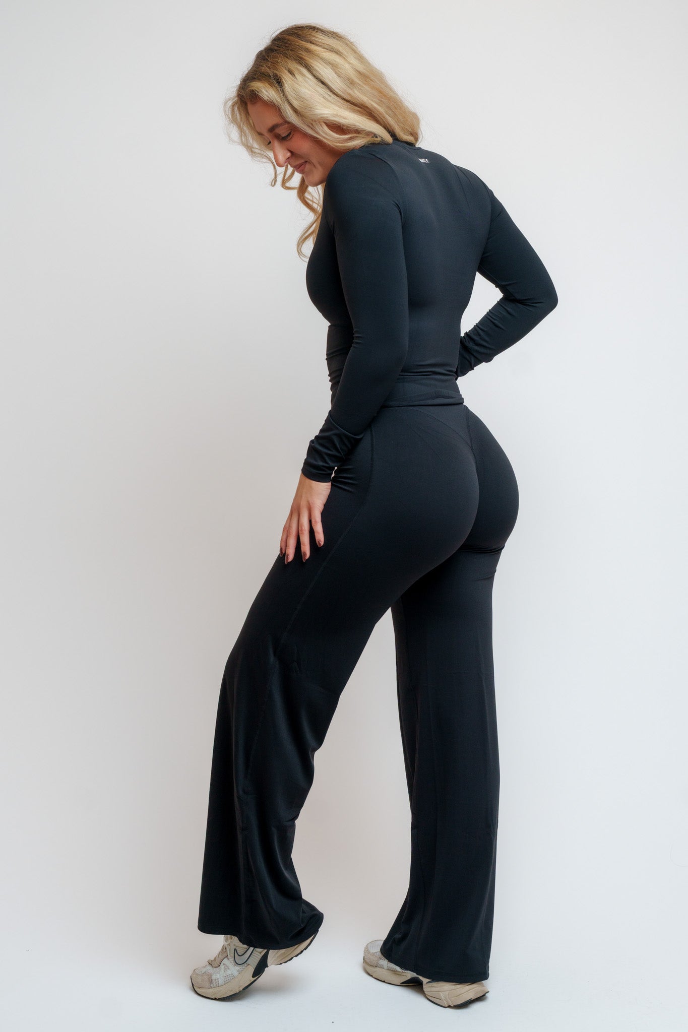 Ease x Amalie Vad - Straight Leg Pants (Black)