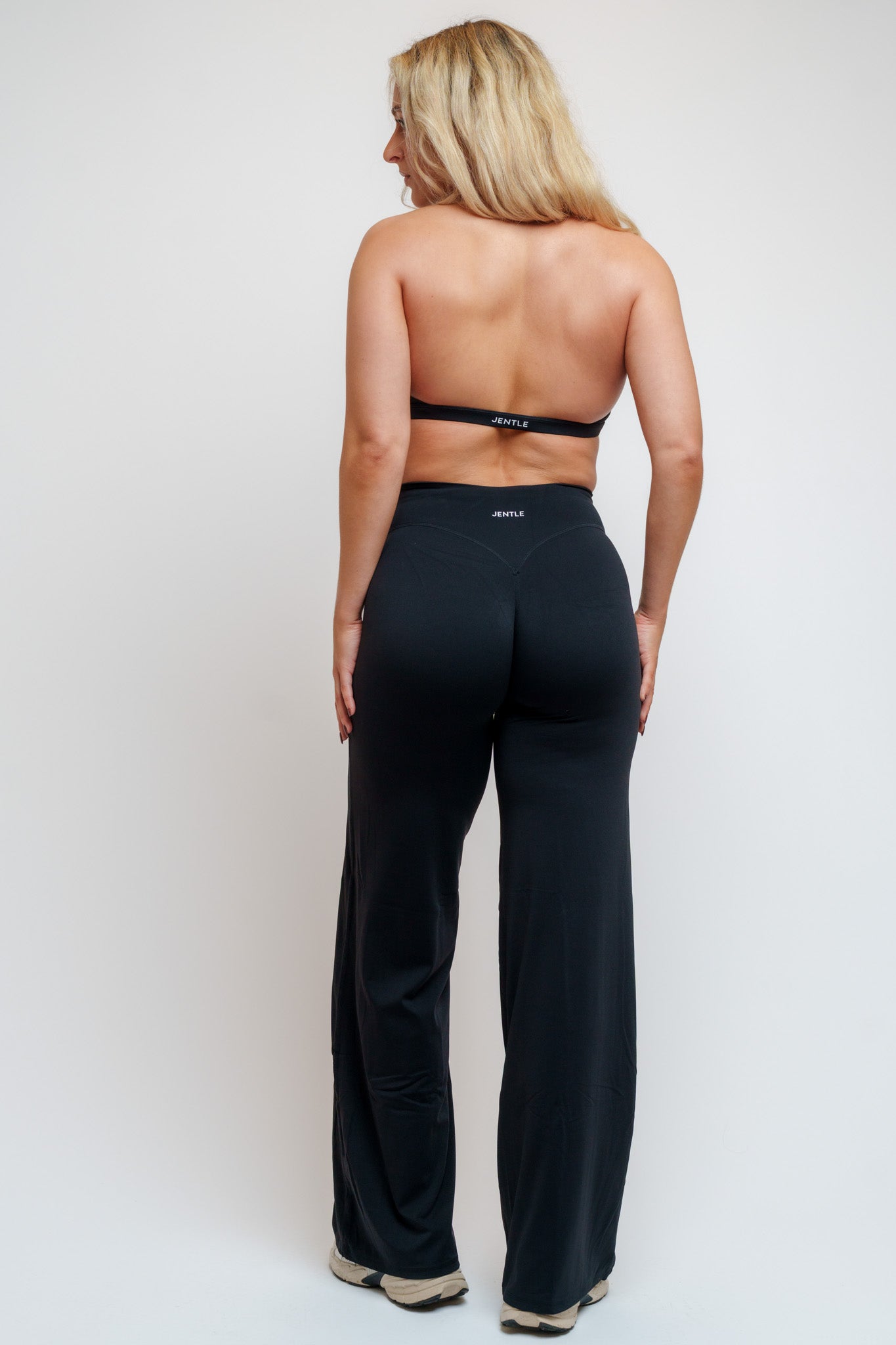 Ease x Amalie Vad - Halterneck Sports Bra (Black)