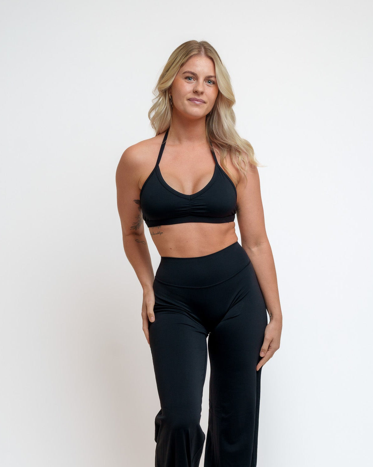 Ease x Amalie Vad - Halterneck Sports Bra (Black)
