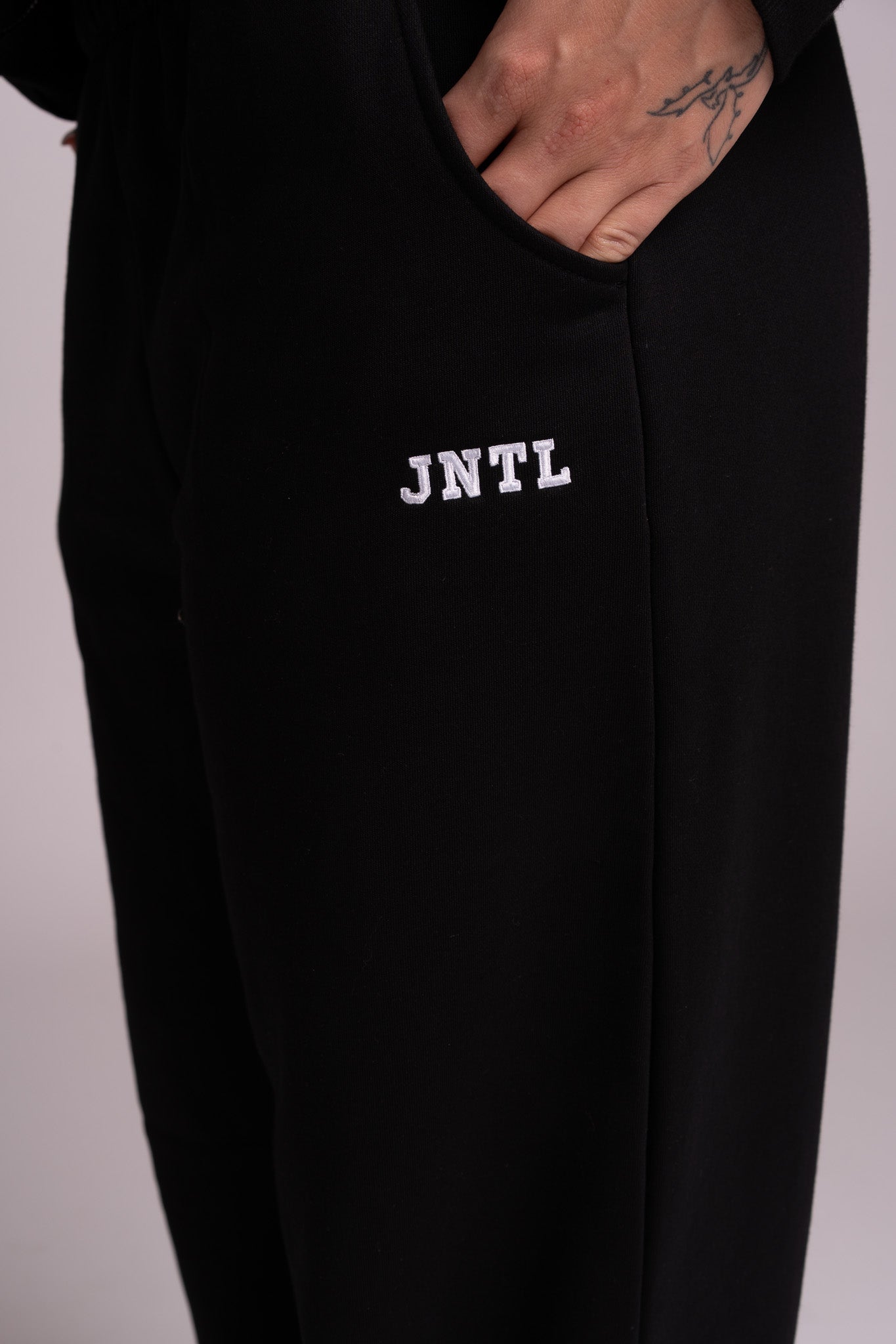 JNTL Straight Leg Sweatpants (Black)