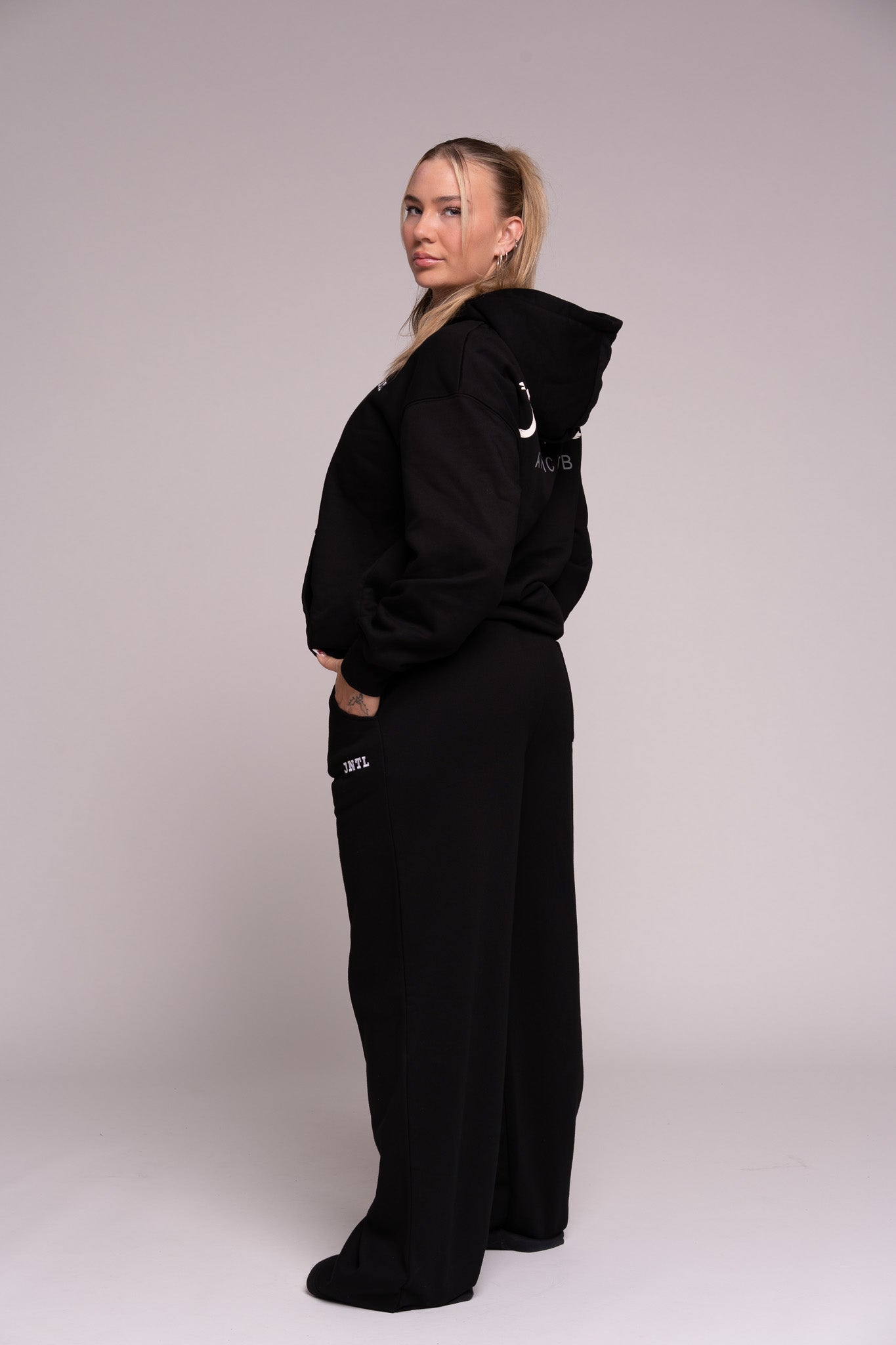 JNTL Straight Leg Sweatpants (Black)