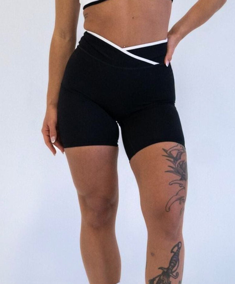 Day V-Cut Line Shorts (Black)