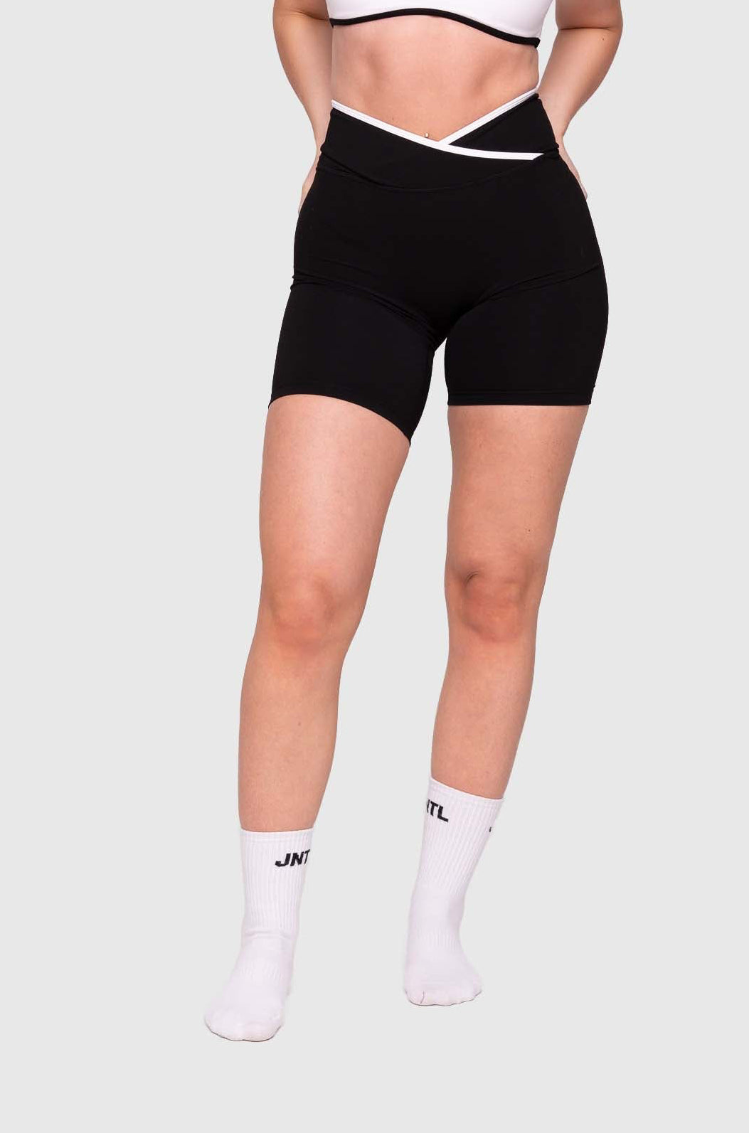 Day V-Cut Line Shorts (Black)