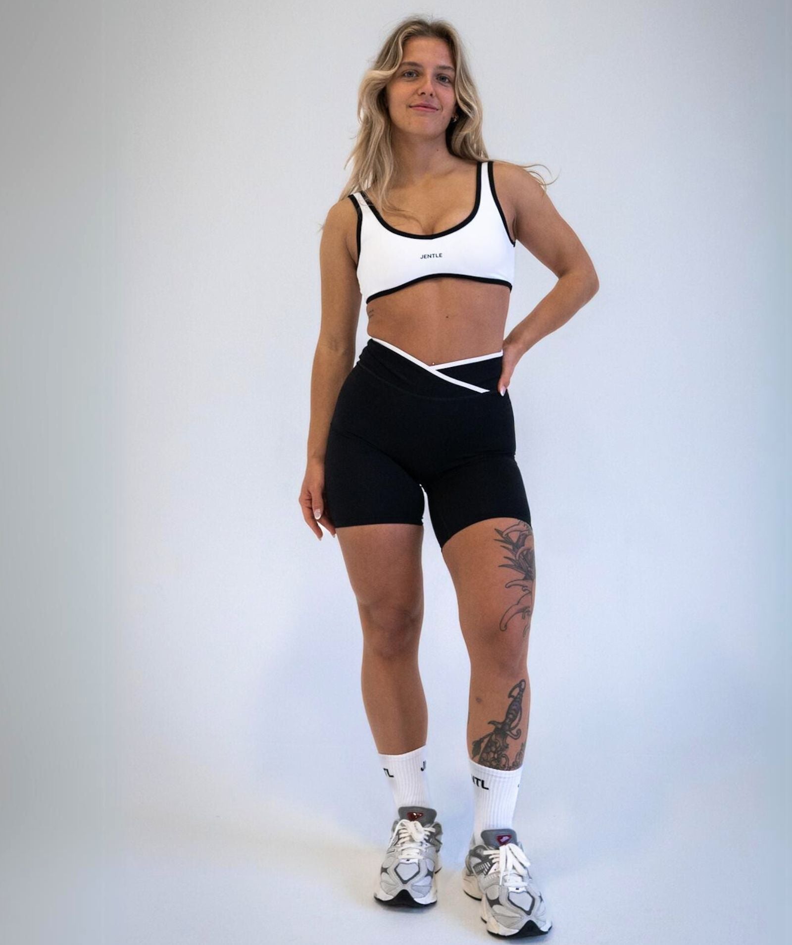 Day V-Cut Line Shorts (Black)